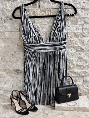 Carmen Marc Valvo Black and White Striped V-Neck Midi Dress size L